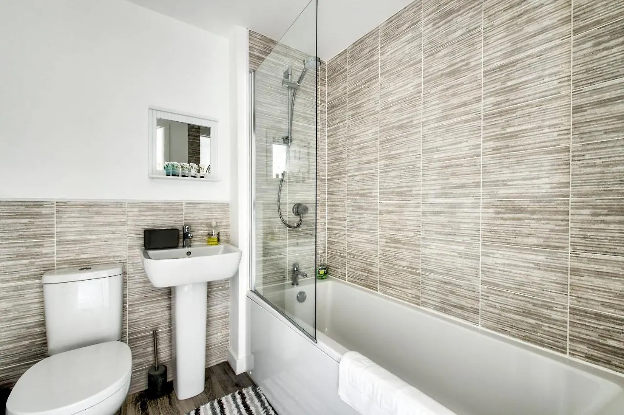 2-Bedroom Holiday Home With Private Garden & Parking Edinburgh
